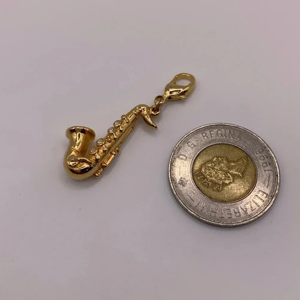 🖤Gold tone  saxophone charm - Picture 2 of 3